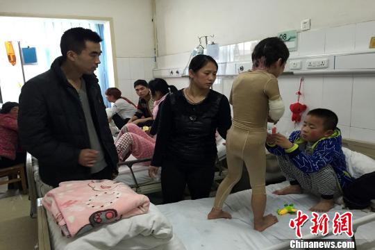 河南跌入油鍋女孩康復順利全家人醫院過春節