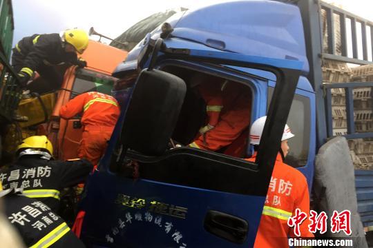 圖為21日，蘭南高速河南段21輛汽車發生連環相撞事故，消防人員對被困傷員進行緊急救援?！」啤z