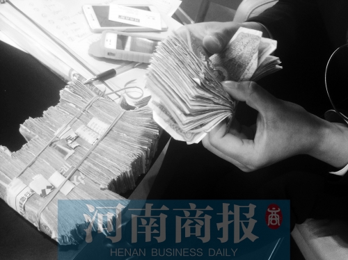 一名店員點了快一個小時，只點了一小部分零錢