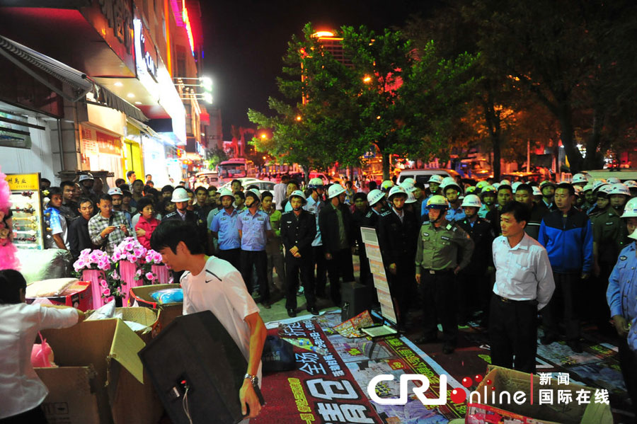 　2012年12月26日晚，海南省三亞市，三亞市綜合行政執(zhí)法局河西大隊近百名城管上街執(zhí)法。