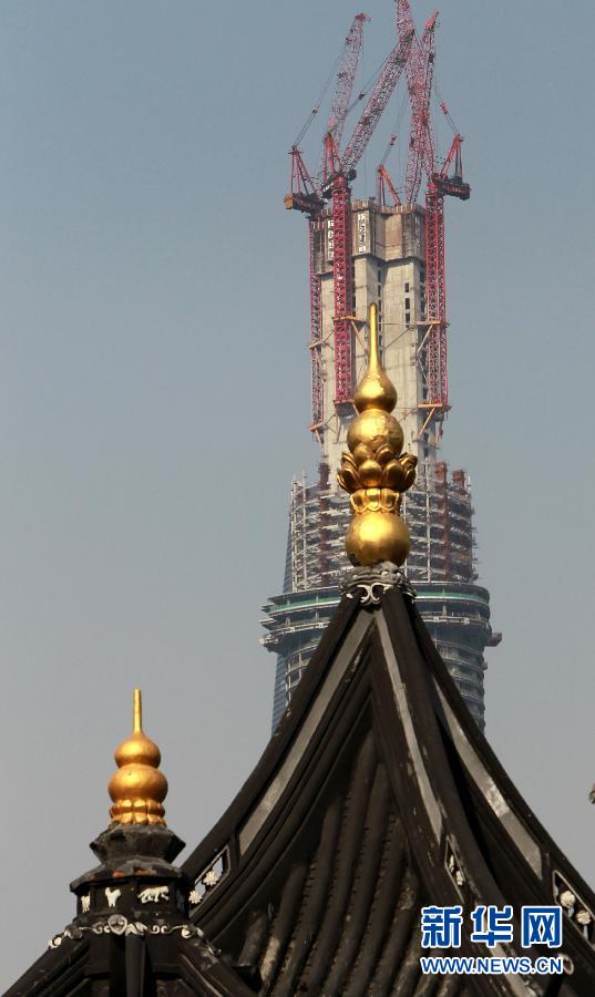 正在建設中的“上海中心”與豫園地區(qū)的傳統(tǒng)建筑（前）（4月11日攝）。