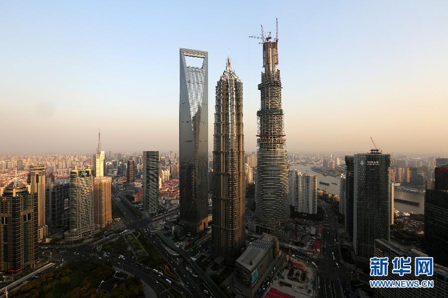 這是4月10日拍攝的上海陸家嘴，右側(cè)建設中的超高層建筑為上海中心大廈。
