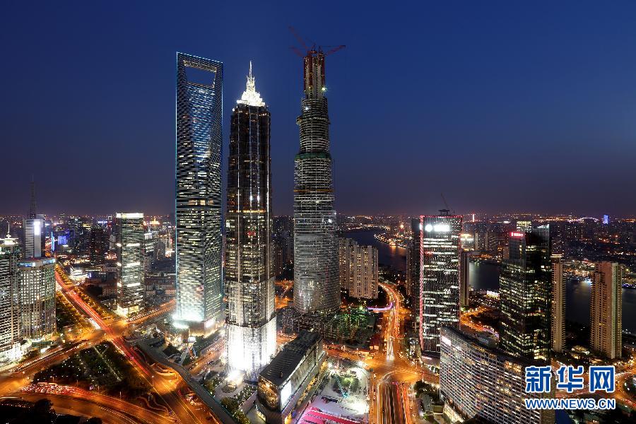 4月10日拍攝的上海陸家嘴，右側(cè)建設中的超高層建筑為上海中心大廈。