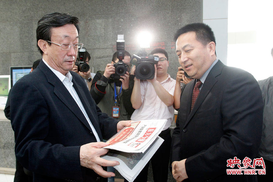 東方今報報社社長趙國平向河南省委書記、省人大常委會主任郭庚茂匯報東方今報的內(nèi)容、發(fā)行等情況 東方今報