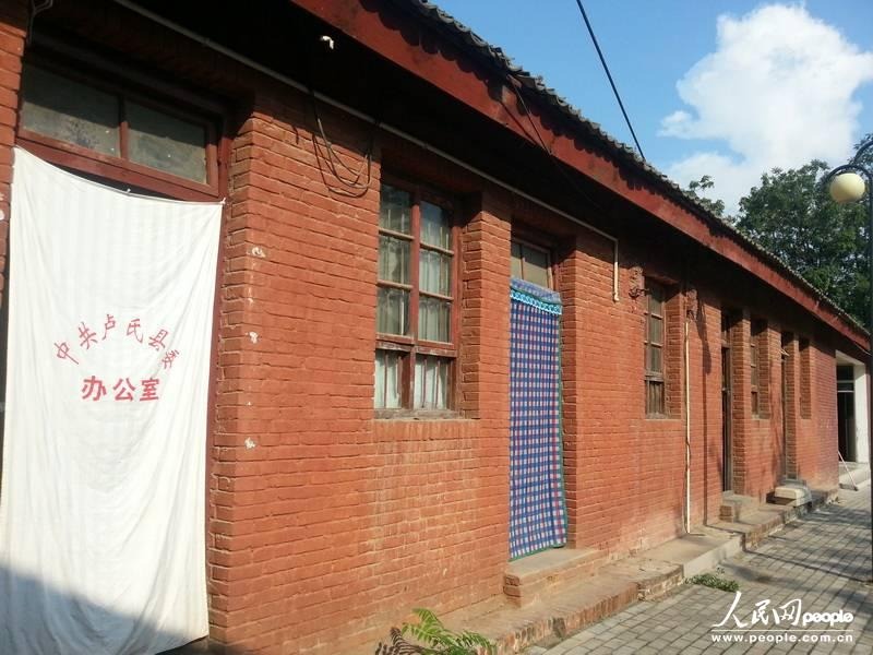 圖為盧氏縣委使用了56年的土坯辦公房。圖片來源：人民網