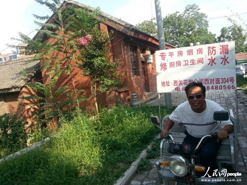 圖為縣委大院依然沒有配備專職保安，群眾可以隨意進入。圖片來源：人民網