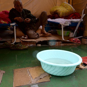 雨中震區的村民生活