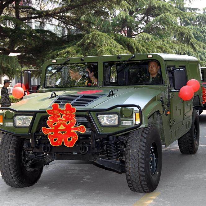 集體婚禮現猛士婚車