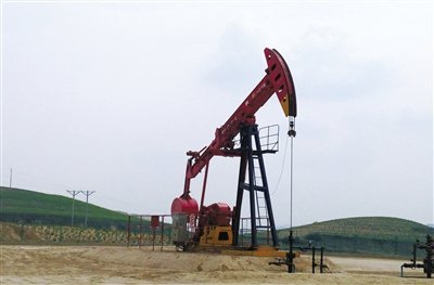 長(zhǎng)慶油田標(biāo)準(zhǔn)化井場(chǎng)，位于定邊縣新安邊鎮(zhèn)店子坪村黃土高原上。