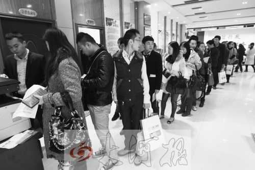 昨天,除復印材料處有新人排隊外,金水區(qū)民政局婚姻登記處大廳內(nèi)處未見新人排隊的火爆場景。