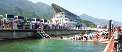昨天上午10點(diǎn)左右，江西廬山西海風(fēng)景區(qū)司馬旅游碼頭發(fā)生橋面塌陷事故，造成18名游客擦傷或落水。景區(qū)表示，目前已對擦傷或落水游客進(jìn)行有效救治和妥善處置，并對游客損失的財物進(jìn)行登記。