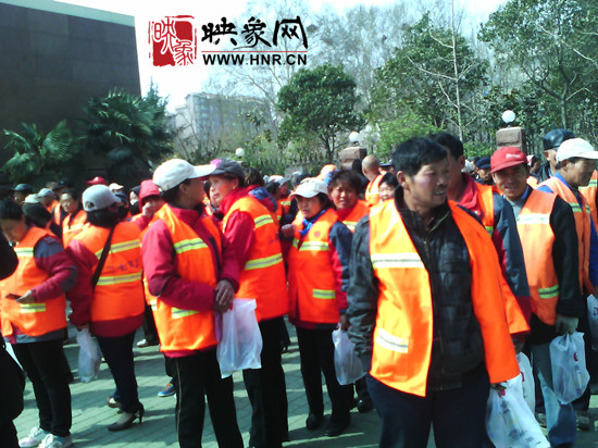 　　“韓胖子”千只茶香雞茶香鴨捐贈(zèng)環(huán)衛(wèi)工人、農(nóng)民工學(xué)子和鄭州市社會(huì)福利院。