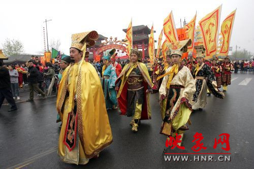 　　3月30日上午,開封市舉行2013中國(開封)清明文化節(jié)踏春巡游活動(dòng)?！?　　