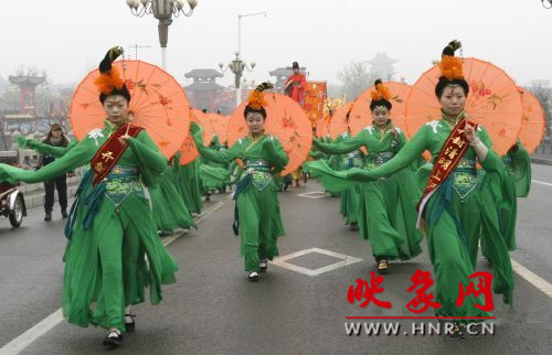 　　3月30日上午,開封市舉行2013中國(開封)清明文化節(jié)踏春巡游活動(dòng)?！?　　