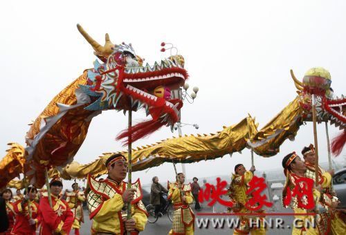 　　3月30日上午,開封市舉行2013中國(開封)清明文化節(jié)踏春巡游活動(dòng)?！?　　