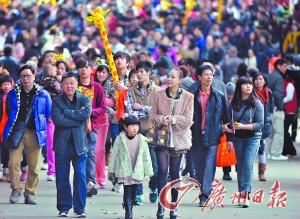 10日天氣很好，廣州各個景點都人頭攢動。圖為長隆景區(qū)的游客。　