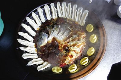 黃驊鍋灶魚，將海魚與面食相互搭配。農業與漁業、土地與海洋，在這里構成了微妙的平衡。