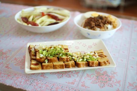 　　對于一碗鹵肉飯來說,完全不需要濃墨重彩的配其他煎炸食物,只需要搭上清爽的豆干、爽口的蘿卜即可。