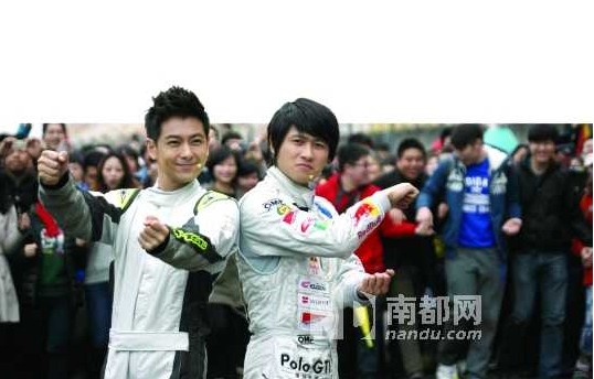 17日，林志穎、韓寒一同亮相慶祝上海F1中國大獎賽10周年，兩名高人氣車手相遇，引得不少網(wǎng)友留言，有網(wǎng)友笑言：“這是最帥的兩個車手。”