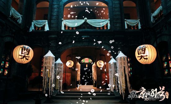 冥婚當(dāng)夜，霍家大院招魂幡隨風(fēng)擺動，漫天冥幣飛舞