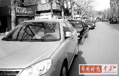 友愛路，路邊停了一排車，本來不寬的路就變得更窄了。