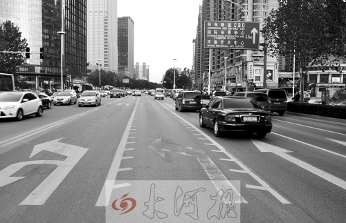這條畫(huà)有多條短斜線的車道就是可變車道，視車流量大小而定，直行車輛多時(shí)它是一個(gè)直行車道，左轉(zhuǎn)車輛多時(shí)它