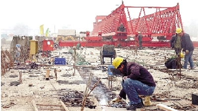 正在建設(shè)的鄭登快速通道跨南四環(huán)大橋。