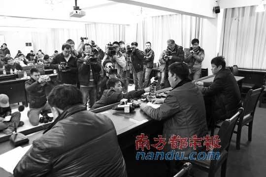 5日下午，河南蘭考縣召開(kāi)新聞發(fā)布會(huì)，就民辦收養(yǎng)所火災(zāi)事故公開(kāi)回應(yīng)。