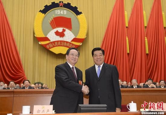 3月11日下午，全國政協(xié)十二屆一次會議在北京人民大會堂舉行第四次全體會議，俞正聲當(dāng)選政協(xié)第十二屆全國委員會主席。圖為政協(xié)第十一屆全國委員會主席賈慶林和俞正聲握手，表示祝賀。中新社發(fā) 廖攀 攝