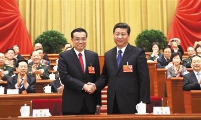 昨日，人大會議投票表決，決定李克強為國務院總理后，習近平和李克強親切握手。 新華社記者 蘭紅光 攝