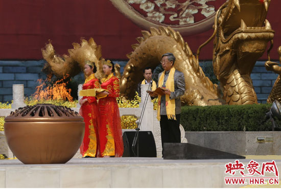 中華炎黃文化研究會會長許嘉璐宣讀拜祖大典拜祭文。映象網記者 邵恰 攝