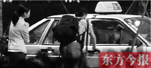 5月1日，記者夜探鄭州火車東站黑出租車，司機告知記者不打表40元，記者上車錄音取證