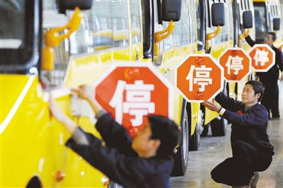 4月28日，江西上饒，江西博能上饒客車員工正在為銷往廣東客戶的訂單大鼻子校車做最后的質量安檢。圖/CFP
