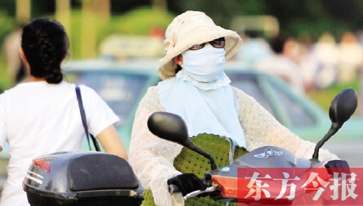 　昨日，鄭州街頭，一些女士全副“捂”裝，只為防暑防曬