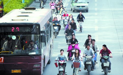 “電動車管理辦法”出臺后，市民騎電動車或許不會那么“隨意”（資料圖）　記者 趙卓/攝