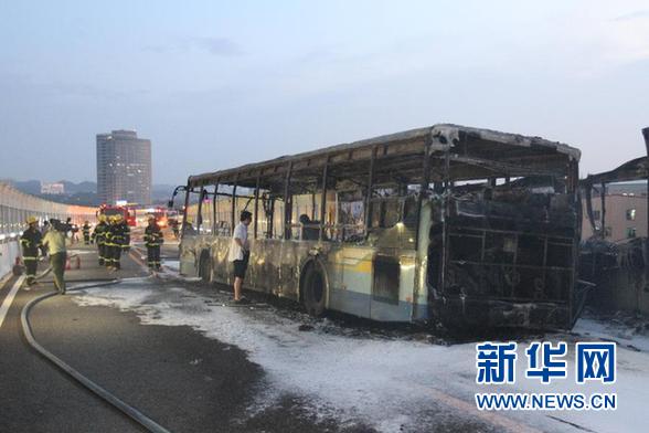 　　這是6月7日拍攝的廈門高架路上的快速公交起火事故現(xiàn)場。新華社發(fā)