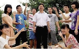 同學們用手臂連成光環，把班主任老師圍起來，表達對他的敬意和謝意。