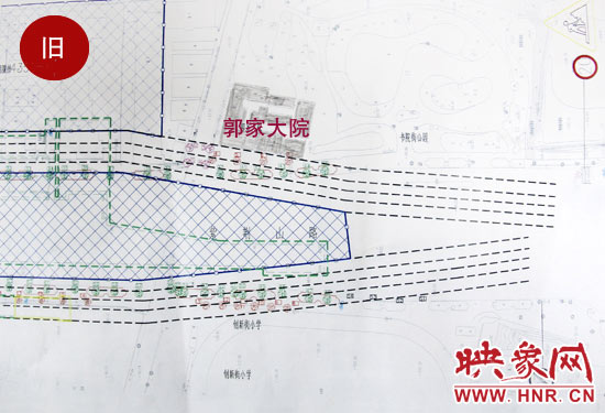 原先圖紙上顯示，在紫荊山路東側和西側，各設計了4條臨時通道。