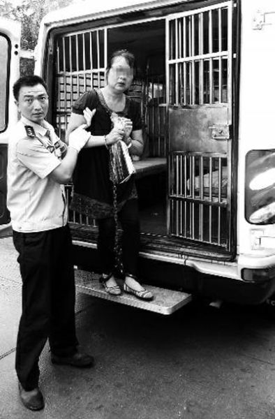 曹艷芳被帶出囚車，準(zhǔn)備到渭南市中級人民法院受審 程英晏 攝