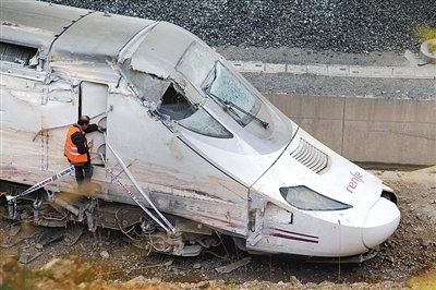 快速列車(chē)的車(chē)頭沒(méi)有受到太大損壞。