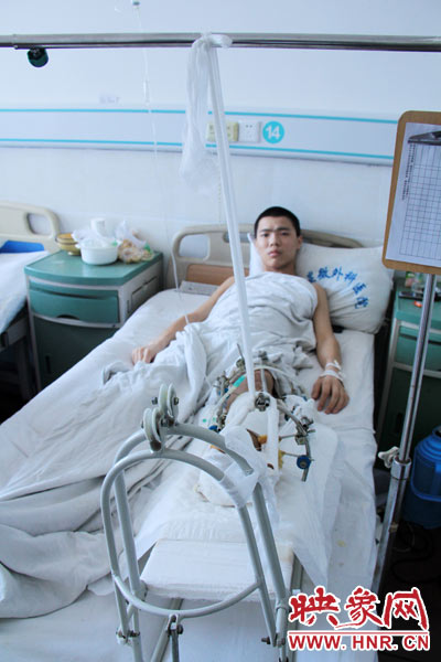 “如果有人肯幫我出4萬元的醫(yī)藥費(fèi)，我愿意為他免費(fèi)工作3年，多苦多累都行。”7月26日，躺在病床里上的