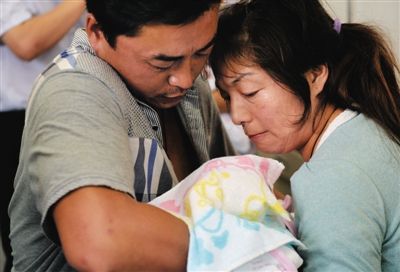 昨晚,被產科醫生張淑俠拐賣的雙胞胎女嬰在富平縣人民醫院與父母團聚。