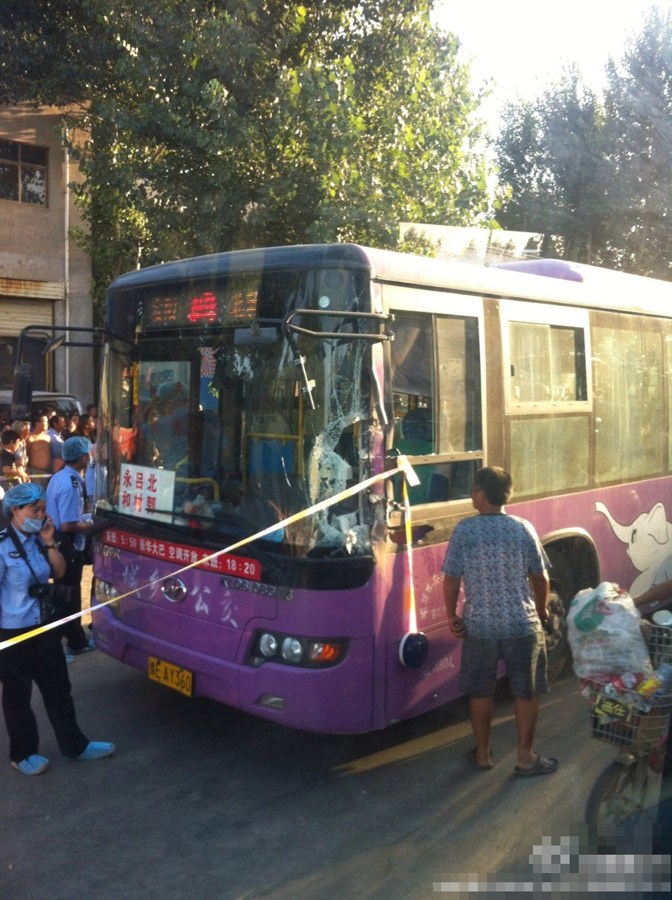 安陽(yáng)公交車發(fā)生持刀搶劫案2死13傷