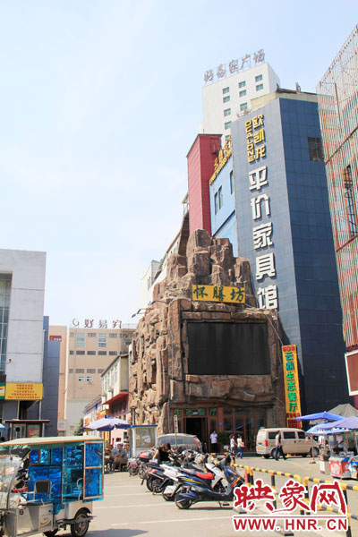 在該酒店一層的入口處，屹立著一座4層樓高的假山，氣勢雄偉。