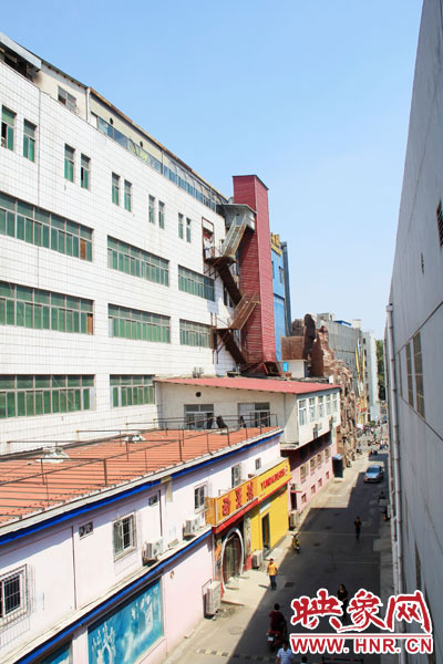 該家具賣場共6層樓，第7層建筑與其他樓層風格迥然不同，有明顯后期加蓋痕跡