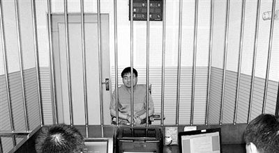 警方審訊犯罪嫌疑人“秦火火”。