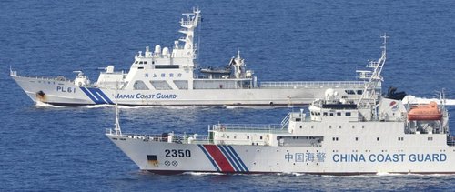 日本海上保安廳的4艘巡邏船則在數百米開外與之并列航行，展開一對一較量。