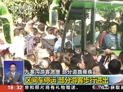 部分游客因等候時間長，強行攔停區間車。