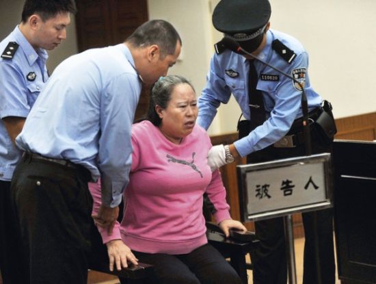 9月24日，在公訴人宣讀起訴書時，丁書苗因身體不停顫抖一度站立不穩(wěn)，被法警扶住
