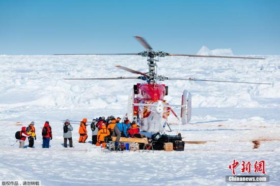 成功營救俄船乘客的中國雪龍號破冰船被厚冰困住